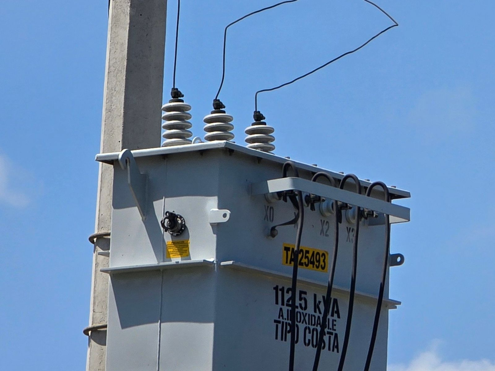 Cubierta antifauna instalada en boquilla de transformador de distribución